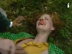 Аурелия Анужите оголила грудь в фильме «Сладкий вкус яда» фото #5