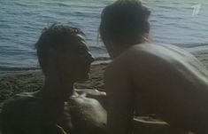 Аурелия Анужите снялась голой в фильме «Цветы от победителей» фото #12