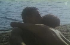 Аурелия Анужите снялась голой в фильме «Цветы от победителей» фото #15