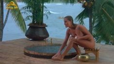 Полностью голая Бо Дерек в фильме «Призраки этого не делают»