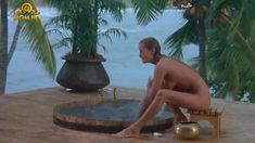 Полностью голая Бо Дерек в фильме «Призраки этого не делают»