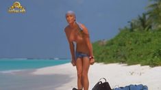 Полностью голая Бо Дерек в фильме «Призраки этого не делают»