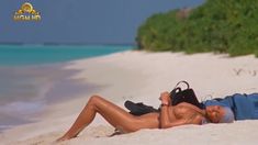 Полностью голая Бо Дерек в фильме «Призраки этого не делают»