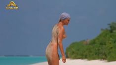 Полностью голая Бо Дерек в фильме «Призраки этого не делают»