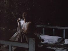 Голая грудь Веры Сотниковой в фильме «Гу-га» фото #1