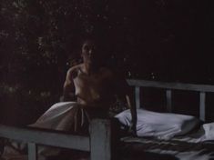 Голая грудь Веры Сотниковой в фильме «Гу-га» фото #2