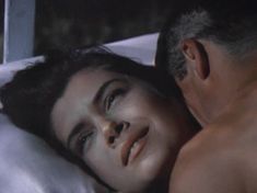 Голая грудь Веры Сотниковой в фильме «Гу-га» фото #3