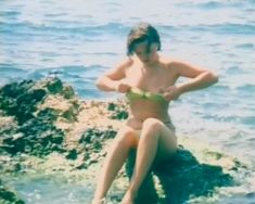 Виктория Азер засветила груль в фильме «Черные береты» фото #3