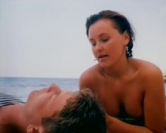 Виктория Азер засветила груль в фильме «Черные береты» фото #7