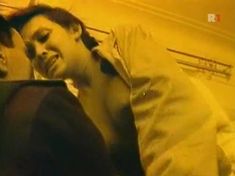 Голая грудь Виктории Лейн в фильме «Людоед» фото #13