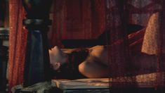 Голая грудь Виктории Райковой в сериале «Грозное время» фото #1