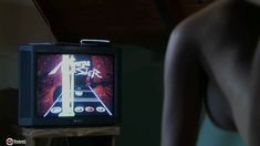 Голая грудь Виорики Пинеды в фильме «Берегись» фото #1