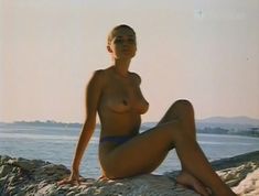 Полностью голая Габриэлла Мариани в фильме «Черный Дьявол»