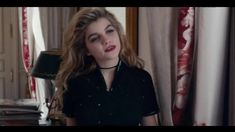 Галатея Беллуджи показала голую грудь в фильме «Золотая молодежь» фото #1