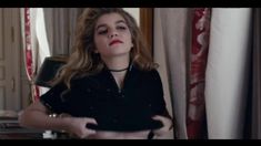 Галатея Беллуджи показала голую грудь в фильме «Золотая молодежь» фото #2