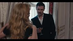 Галатея Беллуджи показала голую грудь в фильме «Золотая молодежь» фото #7