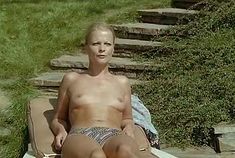 Гизела Хан показала голую грудь в фильме «Джулия» фото #5