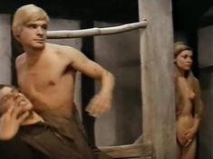 Гитте Хеннинг оголила грудь и попу в фильме «Сага о викинге» фото #6