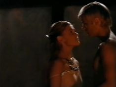 Гитте Хеннинг оголила грудь и попу в фильме «Сага о викинге» фото #9