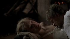 Голые сиськи Дарьи Мороз в фильме «Живи и помни» фото #1