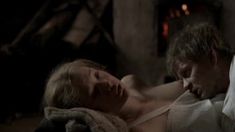 Голые сиськи Дарьи Мороз в фильме «Живи и помни» фото #2