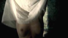 Голые сиськи Дарьи Мороз в фильме «Живи и помни» фото #7