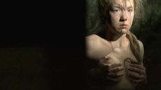 Голые сиськи Дарьи Мороз в фильме «Живи и помни» фото #10