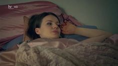 Джулия Хартманн показала голые сиьски в сериале «Дело ведет Шнель» фото #1