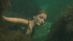 Голая попа Дианы Морозовой в фильме «Бегущая по волнам» фото #1