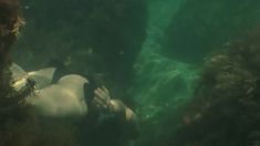 Голая попа Дианы Морозовой в фильме «Бегущая по волнам» фото #2