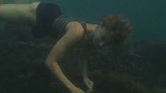 Голая попа Дианы Морозовой в фильме «Бегущая по волнам» фото #10