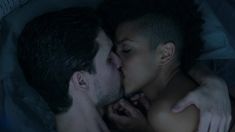 Доминик Типпер снялась голой в сериале «Пространство» фото #1