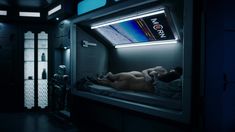 Доминик Типпер снялась голой в сериале «Пространство» фото #2