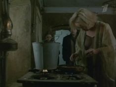 Евдокия Германова засветила грудь в фильме «Жизнь по лимиту» фото #4