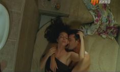 Красотка Екатерина Гусева засветила сиськи в фильме «Прогулка по Парижу» фото #1