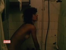 Голые сиськи Елены Величко в фильме «Ленинград. Ноябрь» фото #1