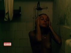 Голые сиськи Елены Величко в фильме «Ленинград. Ноябрь» фото #4