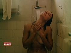 Голые сиськи Елены Величко в фильме «Ленинград. Ноябрь» фото #7