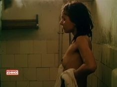 Голые сиськи Елены Величко в фильме «Ленинград. Ноябрь» фото #11