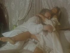 Голая грудь Елены Зориной в фильме «Господа артисты» фото #2