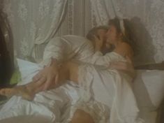 Голая грудь Елены Зориной в фильме «Господа артисты» фото #3