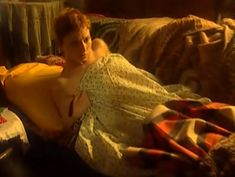 Голая грудь Елены Поляковой в фильме «Новогодний романс» фото #7