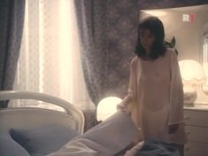 Елена Сафонова засветила грудь в фильме «Принцесса на бобах» фото #2