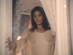 Елена Сафонова засветила грудь в фильме «Принцесса на бобах» фото #7