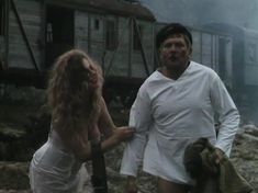 Елена Смолина засветила грудь в сериале «Конь Белый» фото #6