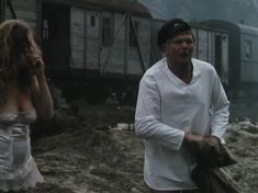 Елена Смолина засветила грудь в сериале «Конь Белый» фото #8