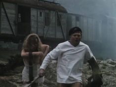 Елена Смолина засветила грудь в сериале «Конь Белый» фото #13