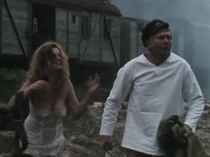 Елена Смолина засветила грудь в сериале «Конь Белый» фото #15