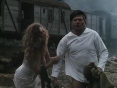 Елена Смолина засветила грудь в сериале «Конь Белый» фото #16