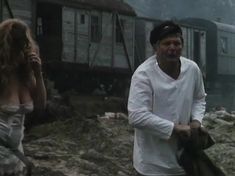 Елена Смолина засветила грудь в сериале «Конь Белый» фото #17